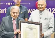  ?? SANCHIT KHANNA/HT PHOTO ?? NK Singh, chairman of 15th Finance commission of India, receives the TIOL Fiscal Heritage Award 2023 from former president Ram Nath Kovind, in New Delhi on Saturday.