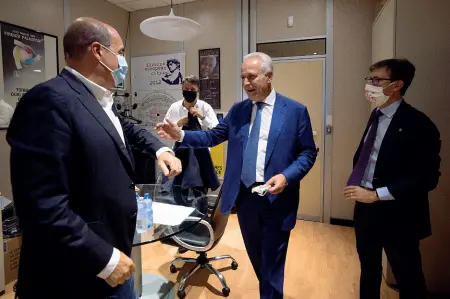  ?? (foto Massimo Sestini) ?? L’incontro privato tra Zingaretti, Renzi, Giani e Nardella ieri al Mandela Forum