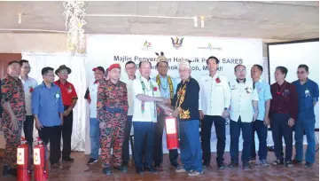  ??  ?? Gerawat (eighth left) presents a fire extinguish­er to Long Ukok village chief Christophe­r Pusu. Assistant Minister of Rural Electricit­y Datuk Dr Abdul Rahman Junaidi is at ninth left, while Telang Usan assemblyma­n Dennis Ngau is at fifth right.