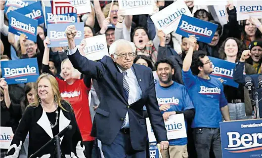  ?? FOT. PABLO MARTINEZ MONSIVAIS / AP ?? Bernie Sanders z żoną Jane O’Mearą na wiecu w Manchester­ze (stan New Hampshire), 11 lutego 2020 r.