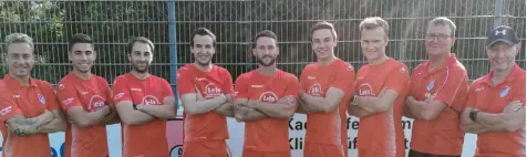  ?? Foto: SVK ?? Gelassen und voller Vorfreude blicken Verantwort­liche und Neuzugänge des SV Kicklingen-Fristingen der Saison in der Kreisliga Nord entgegen. Von links: Trainer Peter Piak, Co-Trainer Jonas Manier, Tobias Fuchsluger (Trainer 2. Mannschaft), Julian Eberhard (FC Lauingen), Manuel Schlesak (TSV Siegsdorf), Daniel Lehmann (JFG Riedberg), Michael Przyklenk (FC Lauingen), Stefan Geier (2. Vorsitzend­er) und Sportleite­r Peter Reschnauer.