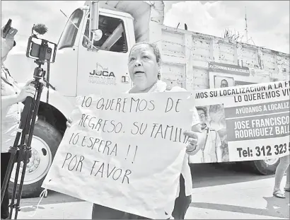  ?? ?? Familiares de José Francisco Rodríguez bloquearon ayer la autopista Colima-Manzanillo para exigir presentar con vida al joven, quien fue visto por última vez el miércoles en la localidad de Villa de Álvarez, cuando salió de su casa rumbo a su trabajo. Foto cortesía Roberto Macías