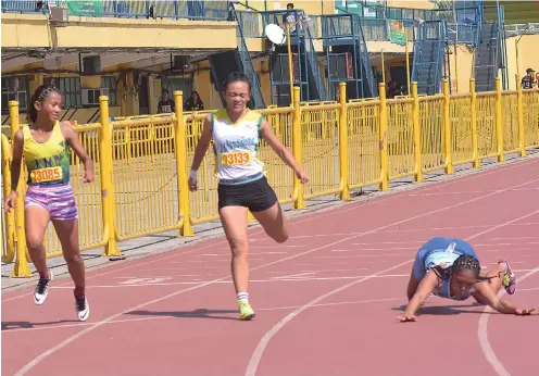  ?? SUNSTAR FOTO / AMPER CAMPAÑA ?? STUMBLING FOR THE FINISH. SHS-AdC’s Pearl Angeline Abellar stumbles at the finish line in the 100-meter dash event of the Cesafi athletics.