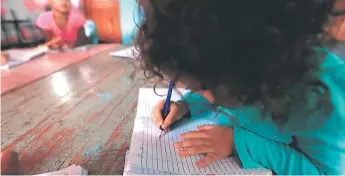  ??  ?? Algunos niños aprenden a escribir antes de los cinco años en estos establecim­ientos infantiles.