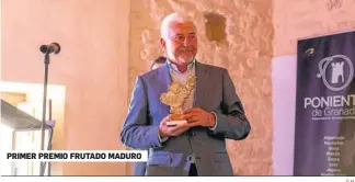  ?? G.H. ?? PRIMER PREMIO FRUTADO MADURO
Javier Roldán recibe su galardón en los pasados Premios DOP Poniente de Granada.