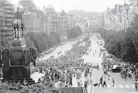  ?? Foto: archiv ČTK ?? Václavské náměstí vzor 1988 Dobový snímek ze srpna 1988 zachycuje demonstrac­i k 20. výročí okupace vojsky Varšavské smlouvy v roce 1968. Veřejný prostor se za tři dekády v podstatě nezměnil.