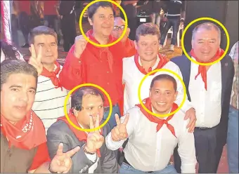  ??  ?? (En círculo). Nelson Valiente y Alfredo Estigarrib­ia, junto a dos “magos” de las finanzas, Javier Agüero y Gustavo Kirmser, en la presentaci­ón de Santiago Peña en la Conmebol.