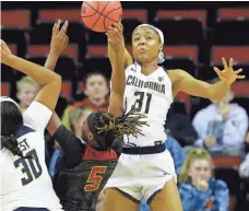  ?? ELAINE THOMPSON AP ?? California standout Kristine Anigwe (31) shortens her shorts by tucking the bottom edge into her spandex underlayer.