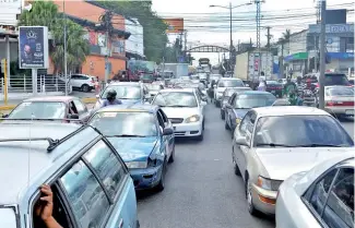  ?? RICARDO FLETE ?? Choferes y dueños de negocios se apropian de los espacios públicos.