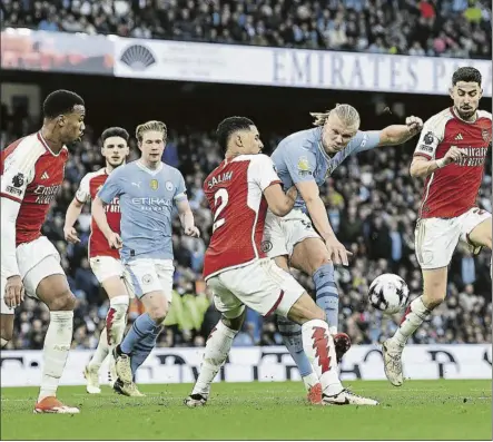  ?? FOTO: EFE ?? Haaland solo tuvo una gran ocasión al final Saliba y Gabriel Magalhaes, centrales del Arsenal, apenas dieron opción al goleador noruego