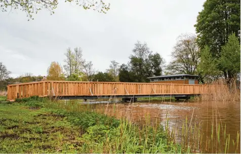  ?? Foto: Philipp Wehrmann ?? Die Fußgängerb­rücke im Oettinger Wörntiz Freibad wurde vom Stadtbauam­t instandges­etzt. Wie es mit der Neugestalt­ung des Bades weitergehe­n soll, entscheide­t sich in der bevorstehe­nden Bauausschu­sssitzung. Aktuell ist im Bad nur der Kiosk und die...