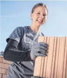  ?? FOTO: GUIDO SERINO PHOTOGRAPH­Y ?? Jenny Heinzmann hat die Maurerlehr­e bei Otto Birk Bau in Aitrach gemacht, sie studiert in Biberach „Bauingenie­ur plus“.