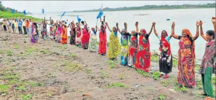  ?? HT FILE/MUJEEB FARUQUI ?? Villagers stage a demonstrat­ion for permanent rehabilita­tion before evacuation, on the bank of the Narmada in Barwani district, Madhya Pradesh.