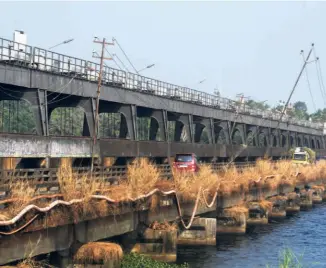  ?? ?? THE THANNEERMU­KKOM BUND, a barrier constructe­d in 1974 to prevent saltwater intrusion into the Kuttanad lowlands.