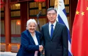  ?? Xinhua ?? 10 de septiembre de 2018. Wang Yang, máximo asesor político de China, y Lucía Topolansky, vicepresid­enta de Uruguay.