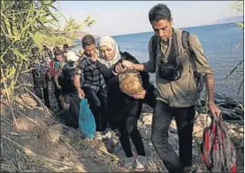  ?? SANTI PALACIOS / AP ?? Emigrantes sirios y afganos llegando el lunes a la isla de Lesbos