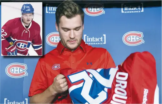  ??  ?? Quelques secondes après avoir fait son entrée dans la salle de presse, Jonathan Drouin a endossé son nouveau chandail du Canadien de Montréal avec le numéro 72. En médaillon, Mikhail Sergachev. - La Presse canadienne: Ryan Remiorz