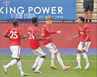  ??  ?? Lingard celebra con sus compañeros el segundo gol del Manchester United en Leicester.