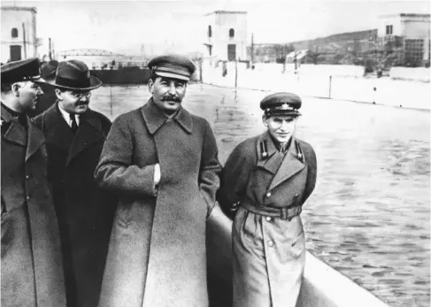  ??  ?? IN QUESTE PAGINE . Da sinistra: Kliment Vorochilov, Vyacheslav Molotov, Josef Stalin e Nikolai Iejov aka Nikolai Yezhov, Canale di Mosca, 1937. Yezhov era capo del Commissari­ato del popolo per gli affari interni sotto Stalin durante il periodo delle grandi purghe. Dopo la sua esecuzione venne fatto sparire anche da questa foto, uno dei modi in cui Stalin
cercava di cancellare le tracce dei suoi oppositori.