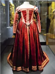  ?? ?? The dress worn by a lady-in-waiting to Eleanor of Toledo when meeting Pope Pius IV