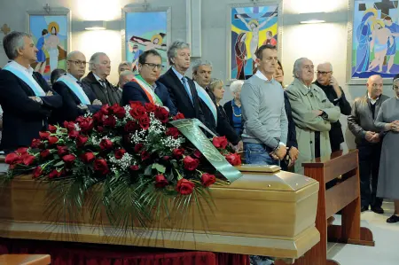  ??  ?? Qui sopra, una foto Pini, di moglie Teresinadi Giancarlo Gentilini, scomparsa qualche giorno fa; a lato, l’ex sindaco e il figlio, in prima fila durante le esequie svoltesi ieri nella cappella di Santa Bona,