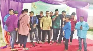  ??  ?? PERSEMBAHA­N majlis. lagu raya oleh ahli-ahli Kelab Belia Pangsapuri Tg. Aru menyerikan