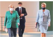  ?? FOTO: DPA ?? Kanzlerin Angela Merkel, Regierungs­sprecher Steffen Seibert und Familienmi­nisterin Franziska Giffey (v.l.) auf dem Weg zum Gipfel.