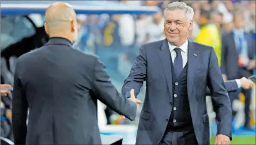  ?? ?? Guardiola y Ancelotti se saludan, afectuosos, antes del comienzo del partido.