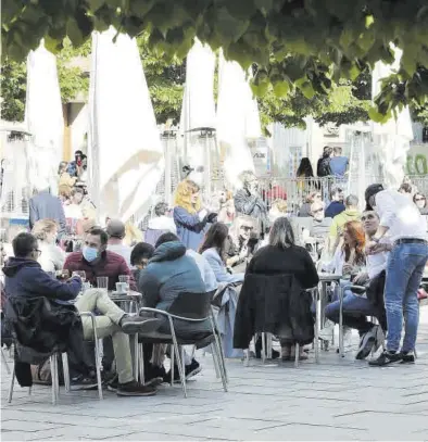  ?? ÁNGEL DE CASTRO ?? Varias personas toman algo en unas terrazas de Zaragoza, el pasado sábado.