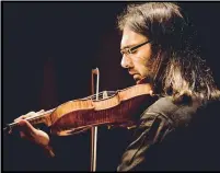  ??  ?? Ο Λεωνίδας Καβάκος, σόλο βιολί, ανακηρύχθη­κε για το 2016 «καλύτερος καλλιτέχνη­ς διεθνώς» και τιμά την Ελλάδα, στην οποία πάντα επιστρέφει.