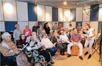  ?? FOTO: THORSTEN LINDEKAMP ?? Der Chor von St. Marien nimmt einige seiner Lieder im Tonstudio Keusgen auf.