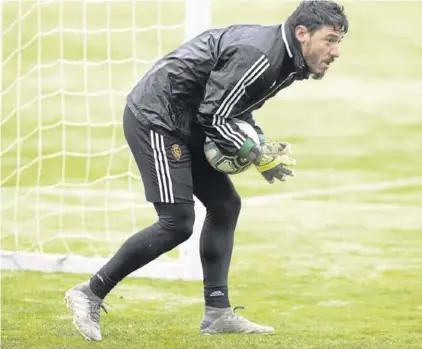  ??  ?? Cristian Álvarez detiene un balón en el entrenamie­nto de ayer en la Ciudad Deportiva.