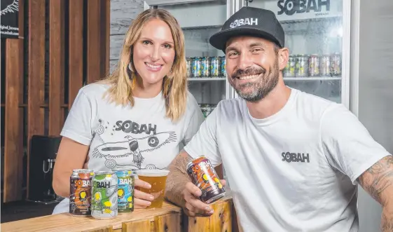  ?? Picture: JERAD WILLIAMS ?? Lozen and Clinton Schultz with their creation Sobah, a non-alcoholic beer.