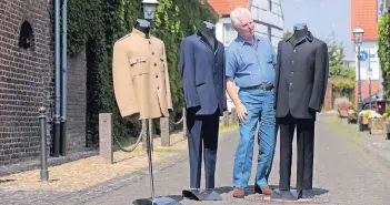  ??  ?? Diese Anzüge der Beatles sind aus der Maßschneid­erei Millings. Sie kamen aus dem Beatles-Museum Neuss in die Linner Museumssch­eune, wo Gordon Millings bei der Eröffnung vor 200 Gästen aus seinem Prominente­n-Nähkästche­n plauderte.