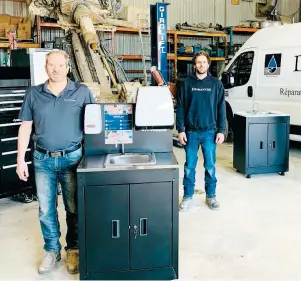  ?? PHOTO COURTOISIE GROUPE DIAMANTEX ?? Le président du Groupe Diamantex, Daniel Bordeleau, avec sa station de lave-mains autonome qui peut être installée partout.