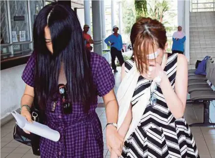  ?? PIC BY ZULAIKHA ZAINUZMAN ?? Ng Pei Ven (right) being escorted out by a relative at the Bukit Mertajam magistrate’s court in Penang yesterday.