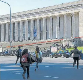  ??  ?? Derecho de la UBA. Quedó entre las 100 mejores en la nueva medición.