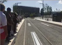  ?? (Photo A. M.) ?? Une quarantain­e de personnes attendaien­t le tram au Cadam, lundi entre  h  et  h .