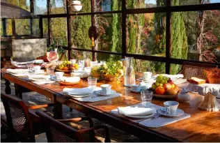  ??  ?? Desayuno en la veranda de Castello di Vicarello, en la Toscana.