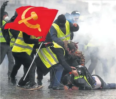  ?? REUTERS / CHRISTIAN HARTMANN ?? ▶▶ Los ‘chalecos amarillos’, en una de sus protestas del pasado sábado en París.