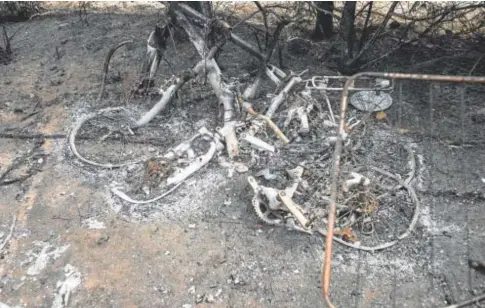  ?? // MIGUEL MUÑIZ ?? Una bicicleta calcinada tras el incendio a su paso por el camping de Ribeira