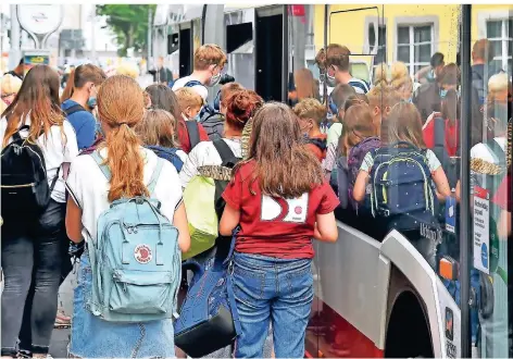  ?? FOTO: JÜRGEN THEOBALD ?? Gedränge an Schulbusse­n – wie hier zu sehen – soll ab der kommenden Woche verringert werden. Die DVG setzt 17 zusätzlich­e Fahrzeuge ein.