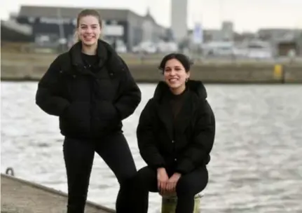  ??  ?? De Duitse meisjes Hanna Seegers (19) en Paulina Ramos Ristau (18) bieden graag een luisterend oor aan zeelieden in de Antwerpse haven.