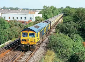  ?? STEVE STUBBS ?? Day two on September 3 saw No. 59003 haul the tour down the ‘Portsmouth Direct’ to Southampto­n, pictured at Havant.