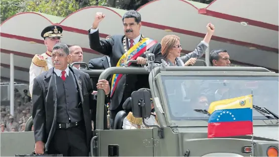  ?? DPA ?? Saludo. El presidente Nicolás Maduro y su esposa Cilia Flores participan, ayer, en un desfile militar por el Día de la Independen­cia.