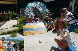  ?? (Photos M.L.M.) ?? Slogan du CMJ : «Surfez sur la vague du zéro déchet», hier à Saint-Claude où une oeuvre d’art figurant une vague réalisée avec des bouteilles plastique invitait à réfléchir sur l’impact de nos déchets sur la planète. Ci-contre à gauche, Alex et ses...