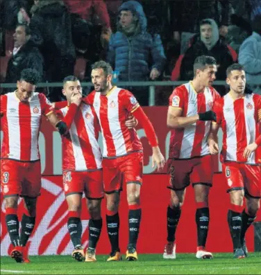  ??  ?? ALEGRÍA. Los jugadores del Girona festejan uno de los dos tantos de Stuani ante el Athletic.