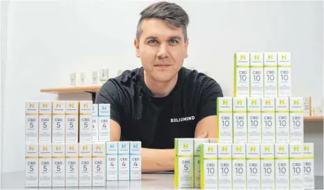  ?? FOTO: CHRISTOPH MORLOK FOTOGAFIE ?? Der Wangener Gründer Lars Müller mit CBD-ÖLEN der Marke Hempamed: Über den Börsenmant­el des Investors Christian Angermayer hat der Allgäuer sein Unternehme­n an die Börse gebracht, nun plant er seine Produkte europaweit zu vertreiben.