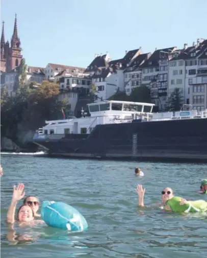  ?? FOTO'S RR ?? Bij het Wickelfisc­hen spring je aan de ene kant van de rivier in het water en laat je je mee dobberen tot aan het einde van de stad.