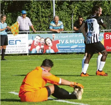  ?? Foto: Karin Tautz ?? Spiegelbil­d der bisherigen Bezirkslig­a Runde: Thannhause­ns Torwart Ozan Hakin sitzt bedröppelt am Boden, die Meitinger Ab dourahmane Ayanda und René Heugel ziehen fröhlich von dannen.